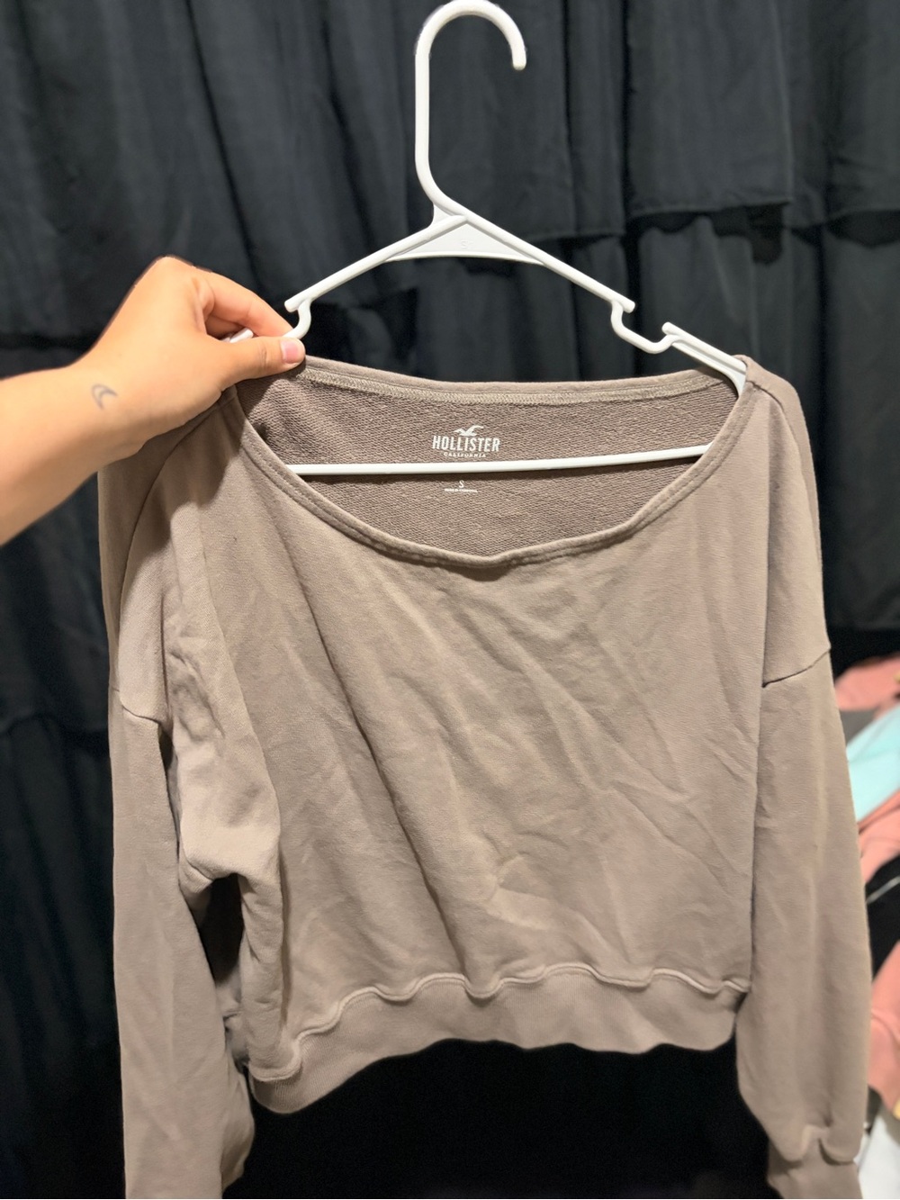 Hollister Women's Taupe Long-Sleeve Cropped Pullover